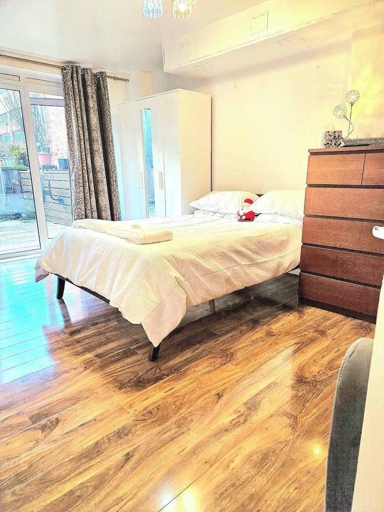 Room-spacious Retreat With Private Balco