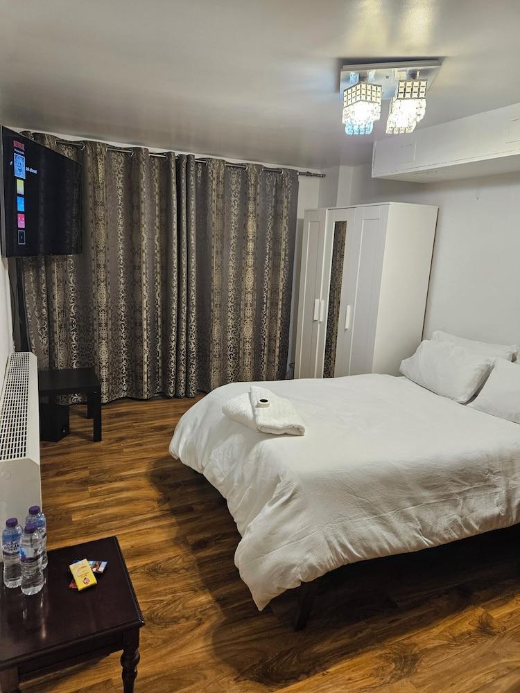 Room-spacious Retreat With Private Balco - Tap to explore photos