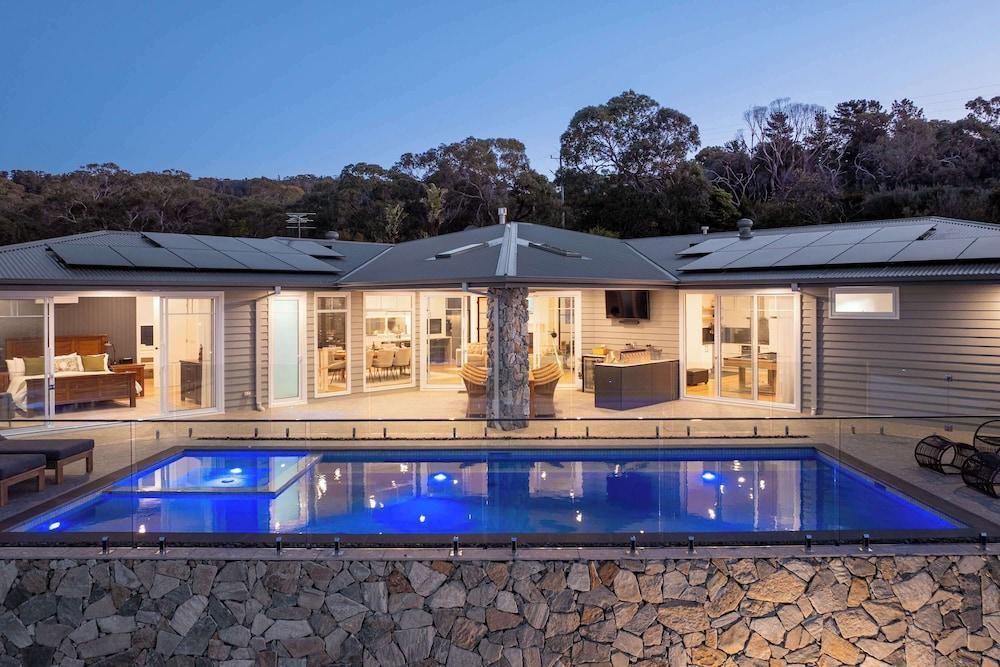 Baymere Pool Spa City Views - Tap to explore photos