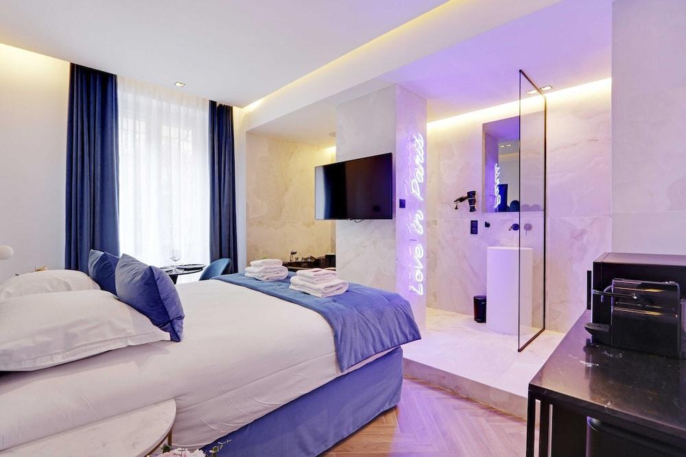 Suite With AC and Jacuzzi Beaubourg Le Marais - Tap to explore photos