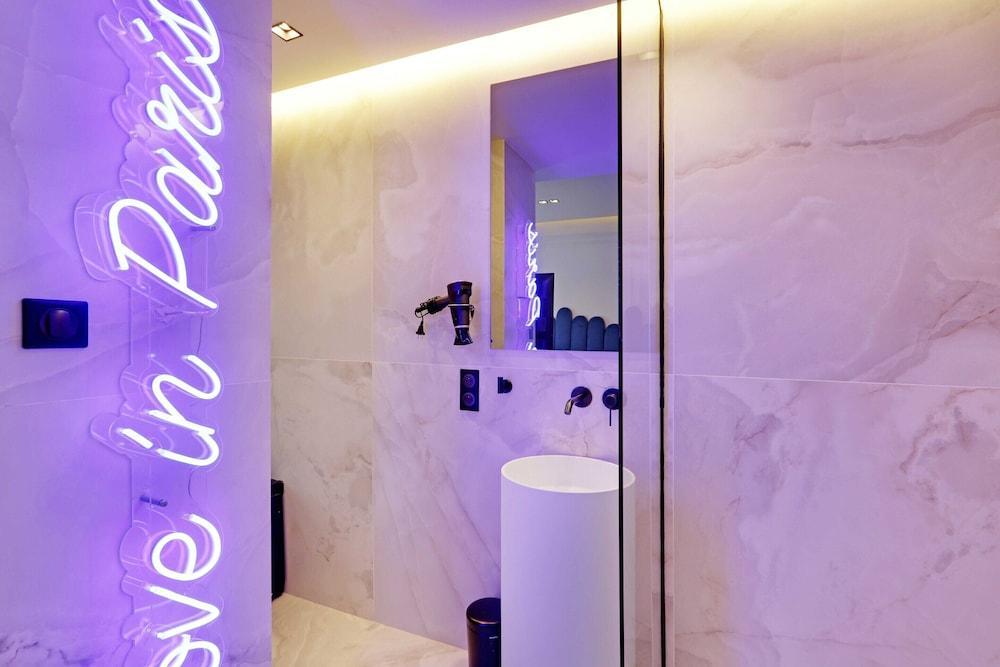 Suite With AC and Jacuzzi Beaubourg Le Marais - Tap to explore photos