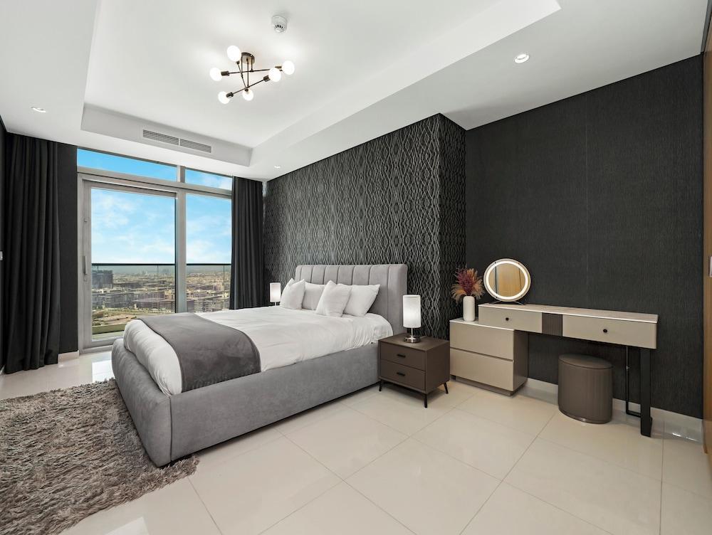 Spectacular Burj View from Infinity Pool Room Type - Comfort Apartment, Balcony, City View