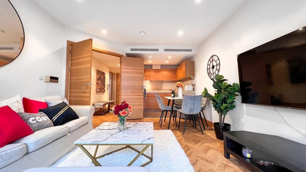2b2b Apt Park + River + Balcony