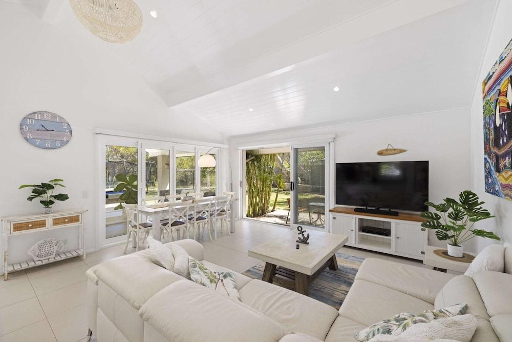 Spacious 4-bed Home Near Avalon Beach - Tap to explore photos