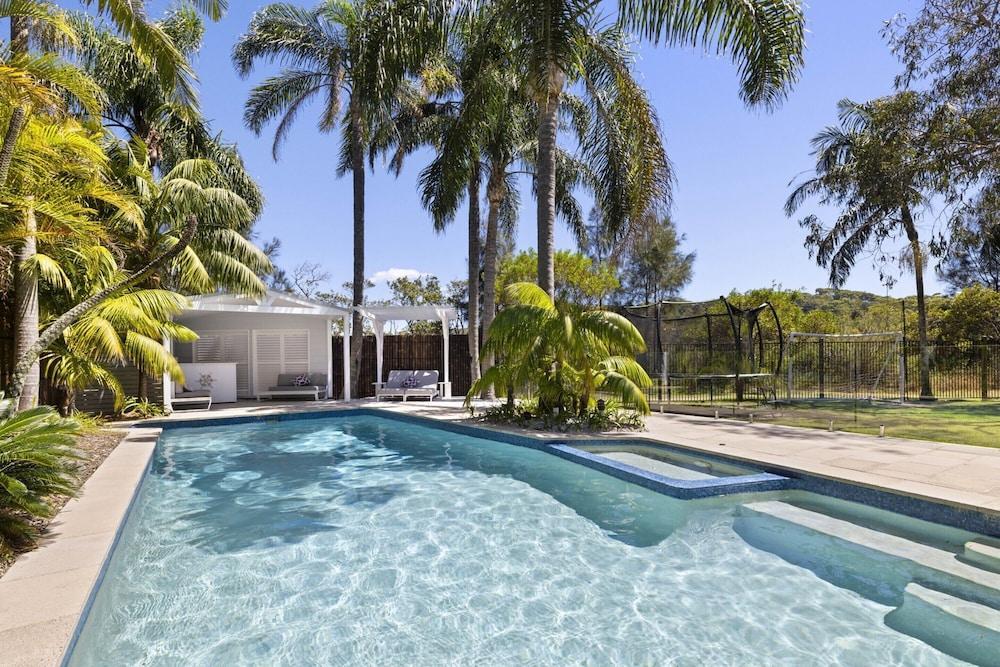 Spacious 4-bed Home Near Avalon Beach - Tap to explore photos