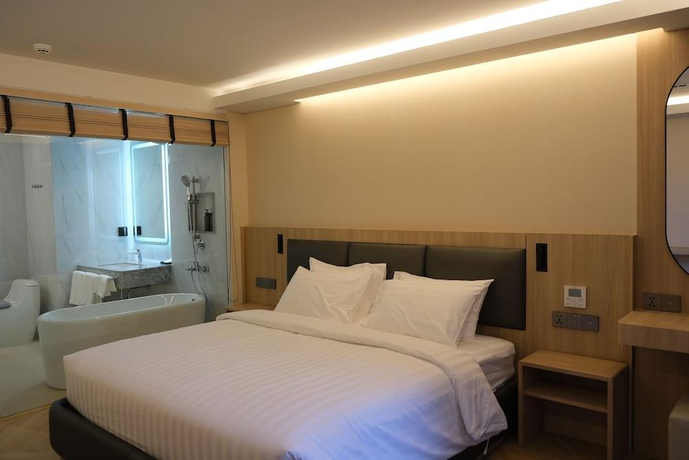 Bangkok City Rama 9 Hotel Room Type - Vista Style Deluxe King Room with Bathtub Bangkok City Rama 9 Hotel Room Type - Vista Style Deluxe King Room with Bathtub