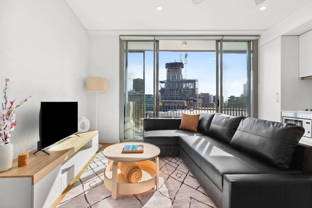 Central Peaceful 1 Bedroom With Balcony Aircon - Tap to explore photos