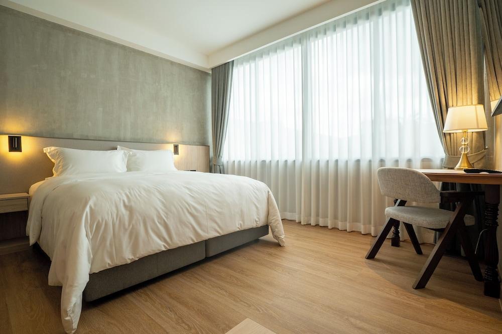The Chedee Krungthep Room Type - Deluxe Double Room