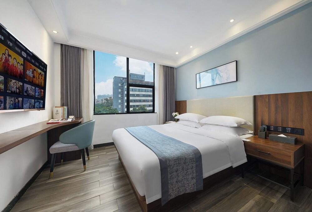 CANTON ISLE HOTEL Room Type - Deluxe Double Room, City View