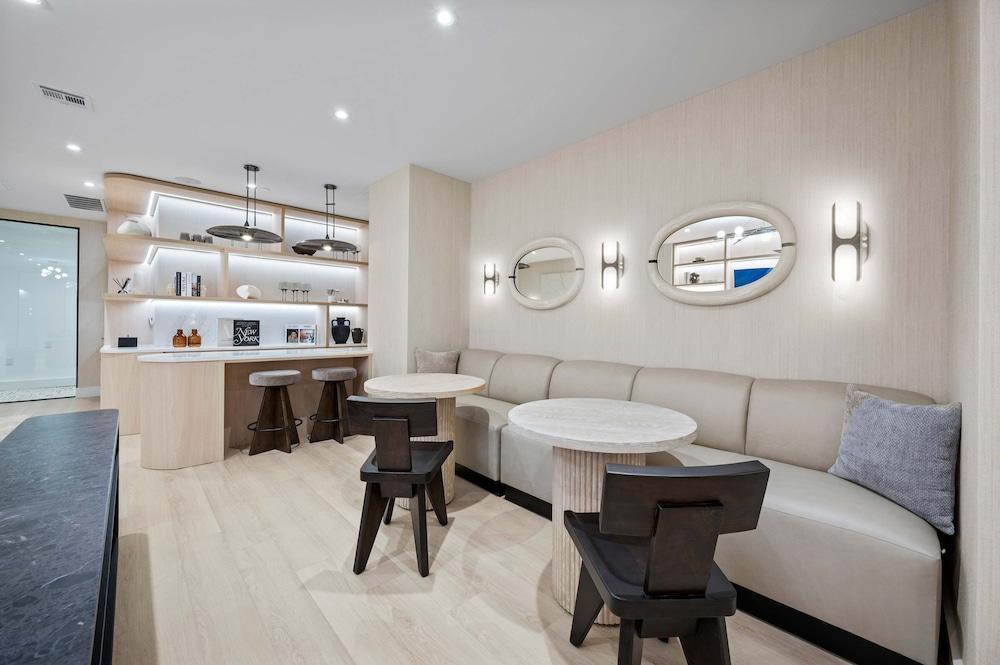 17john: Premier King Studio Apartment - Tap to explore photos