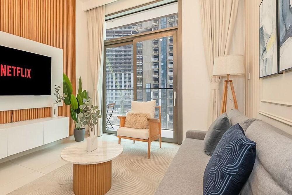 Chic 1BR Burj Crown Boulevard View - Tap to explore photos