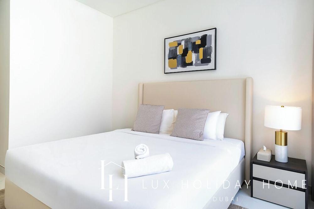 LUX  Burj Khalifa Lagoon View Suite 2 - Tap to explore photos
