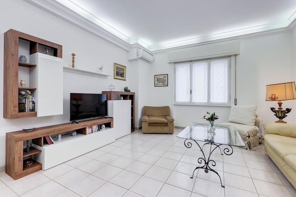 Cozy 2-Bedroom Flat with Balcony - Tap to explore photos
