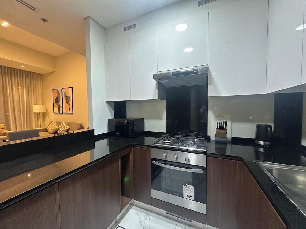 Modern 1BR in J One Pool & Gym - Tap to explore photos