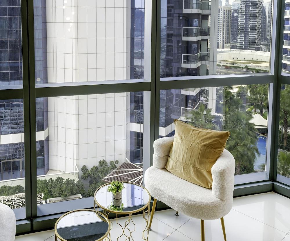 Glamorous 2BR in Damac Paramount Tower - Tap to explore photos