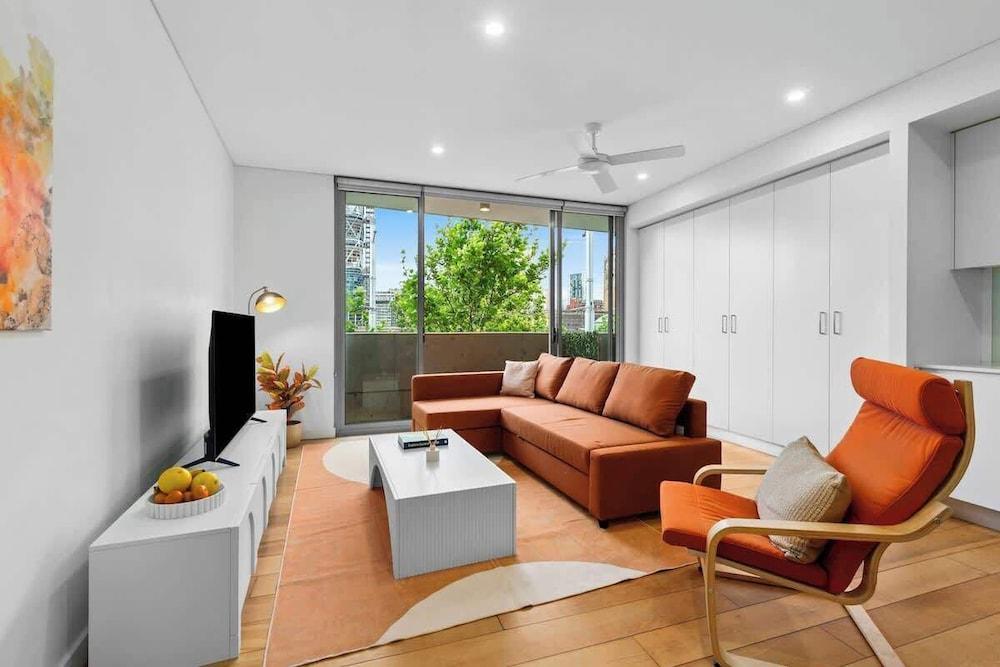 Central Art-filled 2 Beds With Balcony Aircon