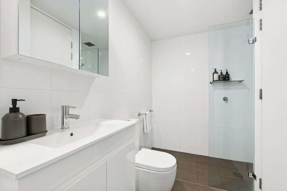 Central Art-filled 2 Beds With Balcony Aircon - Tap to explore photos