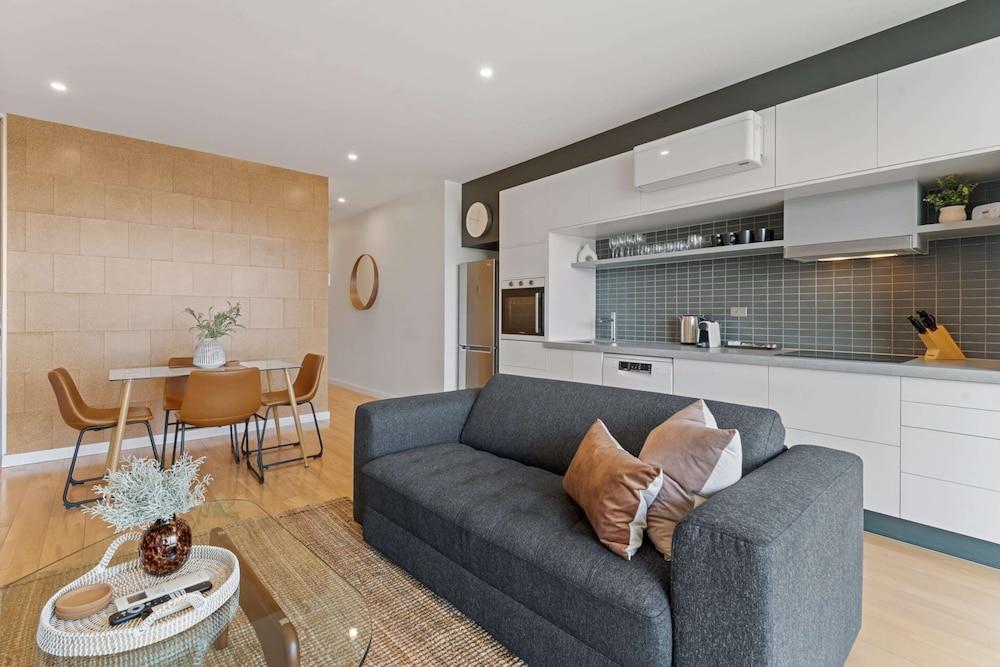 Modern 1-bed, City Skyline Views & Close to Shops