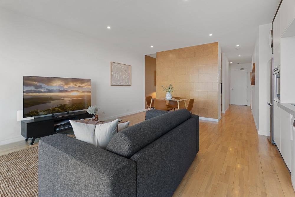 Modern 1-bed, City Skyline Views & Close to Shops - Tap to explore photos