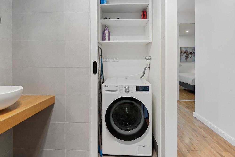 Modern 1-bed, City Skyline Views & Close to Shops - Tap to explore photos