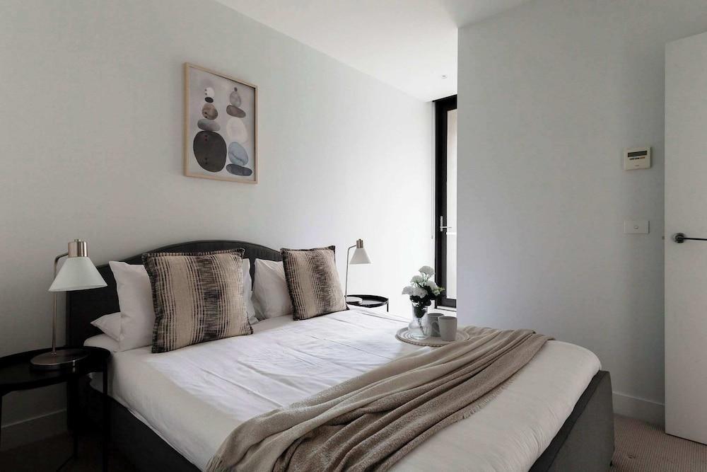 A Cozy 2BR Apt Right on Buzzing Chapel Street - Tap to explore photos