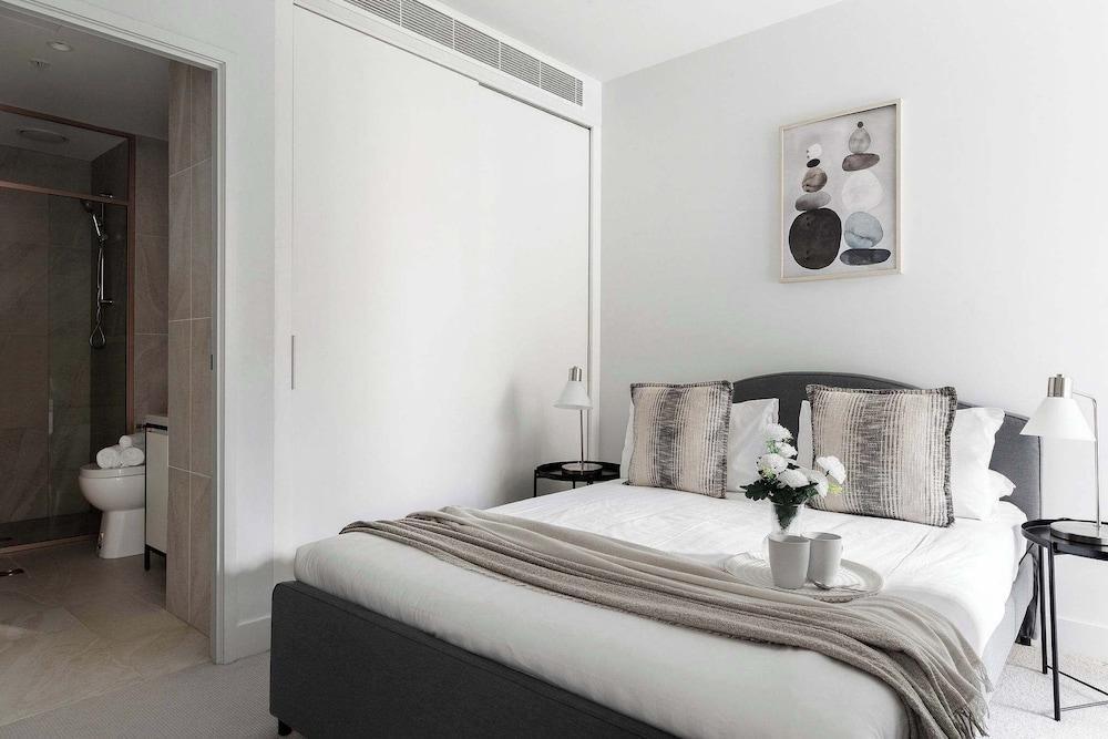 A Cozy 2BR Apt Right on Buzzing Chapel Street