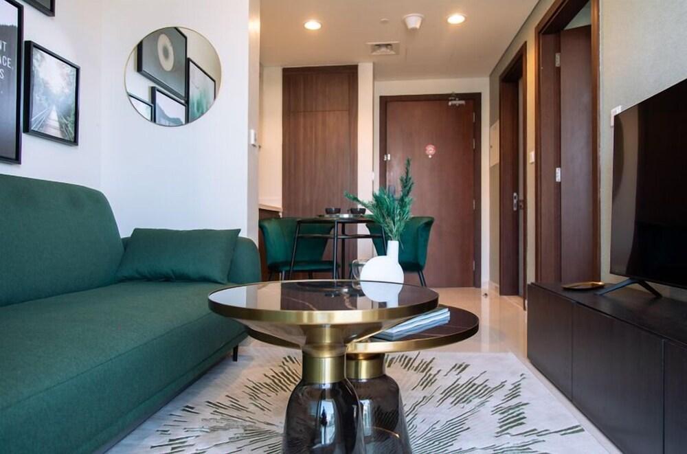 Luxurious 1BR - Pool & Gym Access - Tap to explore photos