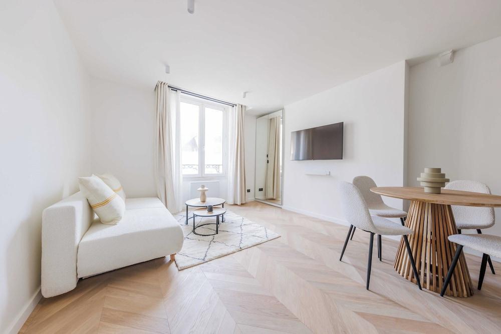 Renovated Studio rue du Roi de Sicile / Marais - Tap to explore photos