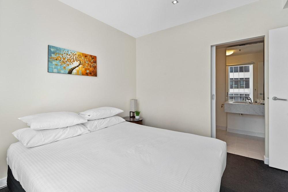 Spacious Melbourne CBD 2-bed Close to Everything - Tap to explore photos