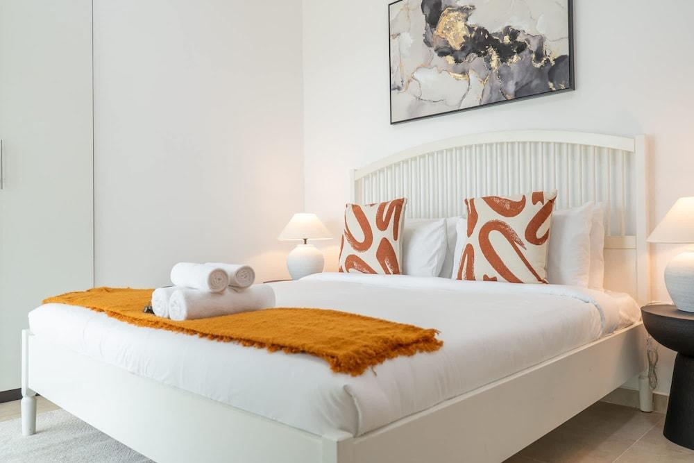 Spacious Serene 2 Bedroom in JLT for 4 - Tap to explore photos