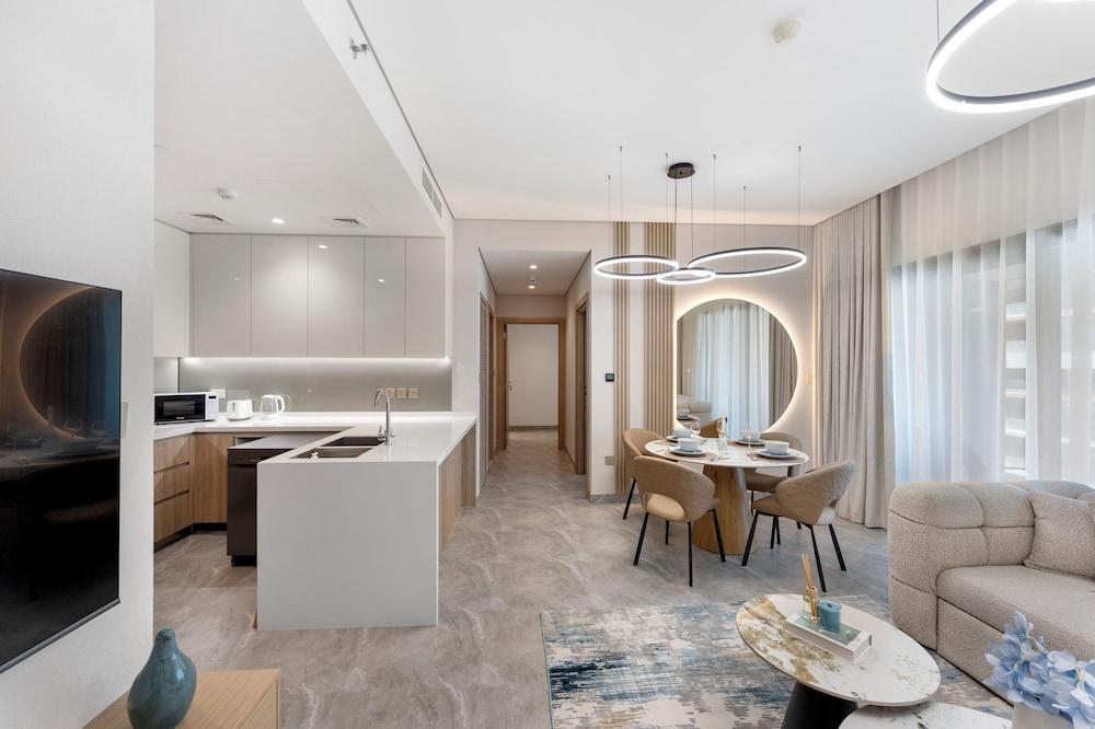 Brand New 2BR Peninsula One & Burj View - Tap to explore photos