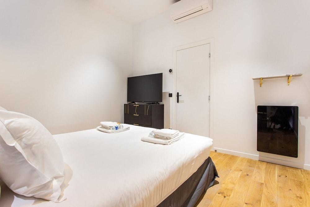 Luxury on the Champs-elysees: Prestigious, 10P 5BR - Tap to explore photos