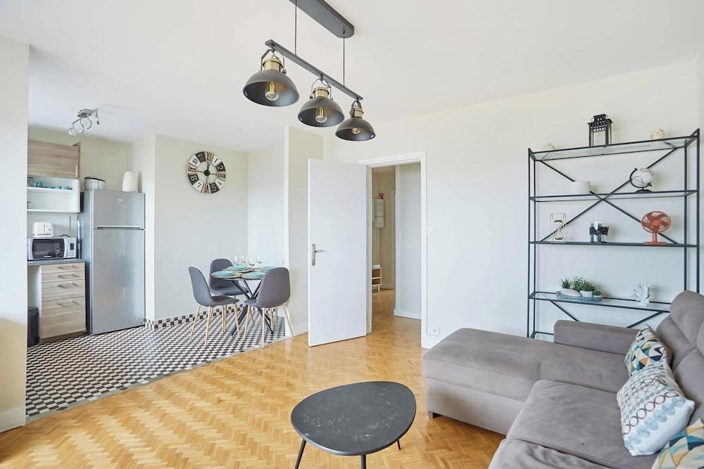 2 Bedroom Flat Centre de Paris - Eiffel Tower View - Tap to explore photos