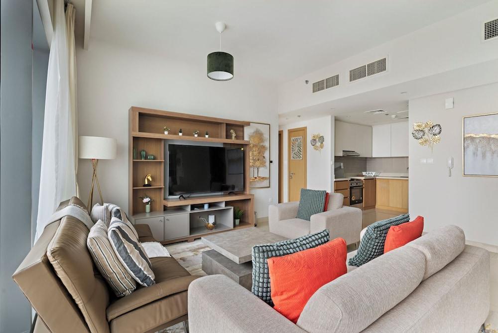 Elegant 1BR with Panoramic Views - Tap to explore photos