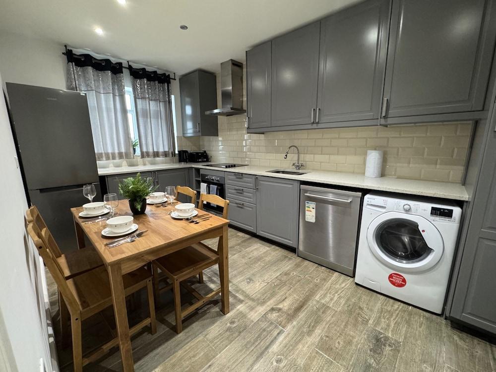 Close Central London 2 bed Flat Sleeps 4 - Tap to explore photos