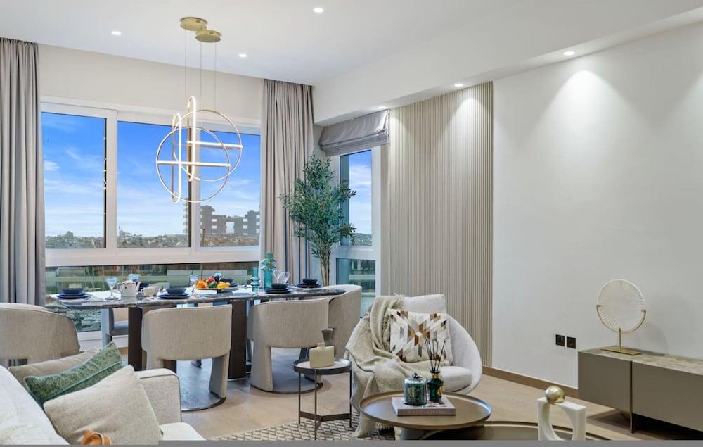 Waterfront 3BR Apt Direct Access to Nakheel Mall - Tap to explore photos