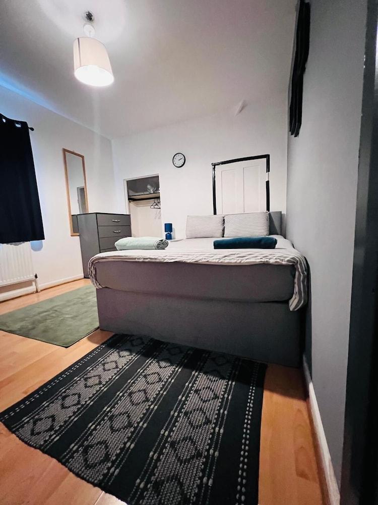London E1 Hostel - Tap to explore photos