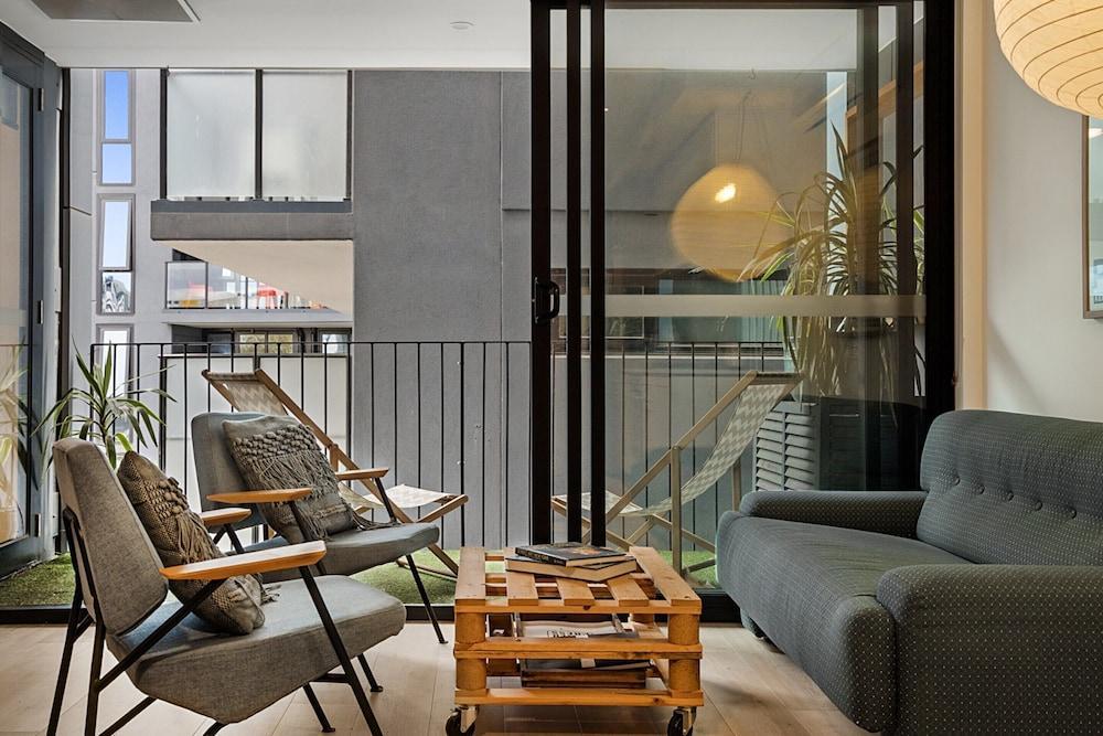 City View Haven in South Melbourne - Tap to explore photos
