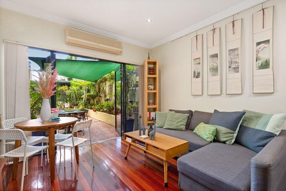 Spacious 2-bed Townhouse With Garage & Patio - Tap to explore photos