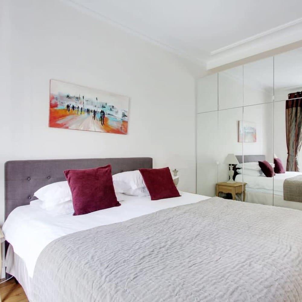 Eiffel Market Charming 2 Bed Apt Near Invalides - Tap to explore photos