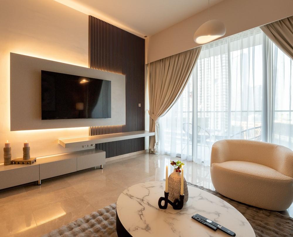 Downtown Luxe 1BR Vibes at Grande - Tap to explore photos