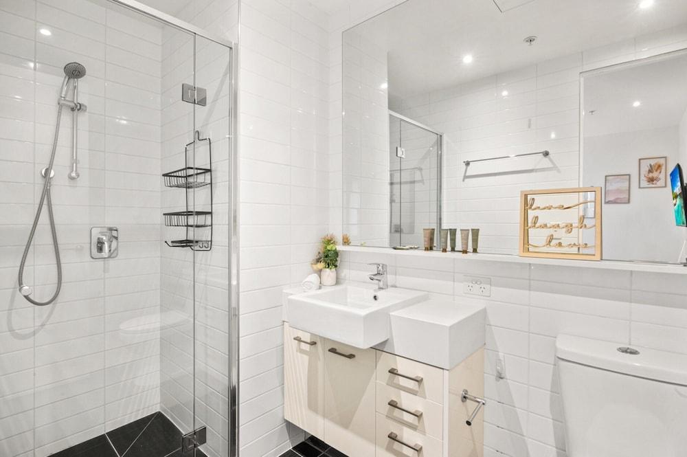 Stylish Southbank 2-bed Flat w/ Balcony - Tap to explore photos
