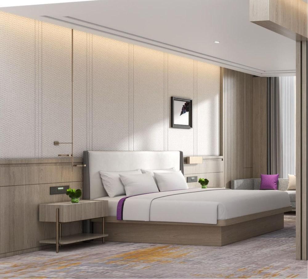 Elong Hotel Jakarta PIK - Tap to explore photos