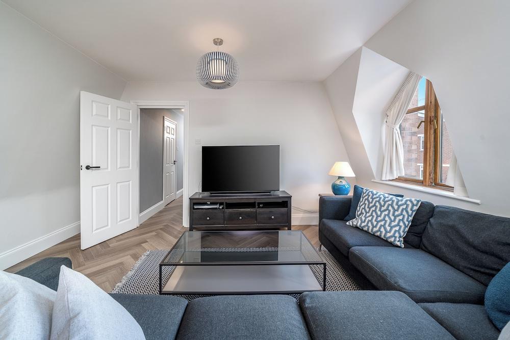Chic 2BR Battersea Flat - Terrace & Pet-Friendly - Tap to explore photos