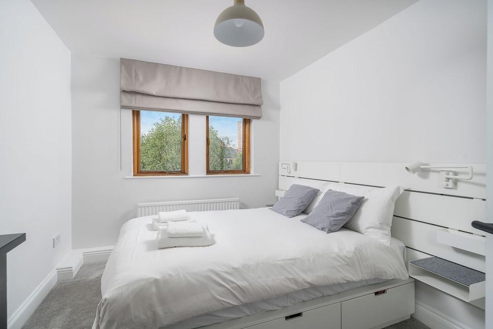 Chic 2BR Battersea Flat - Terrace & Pet-Friendly