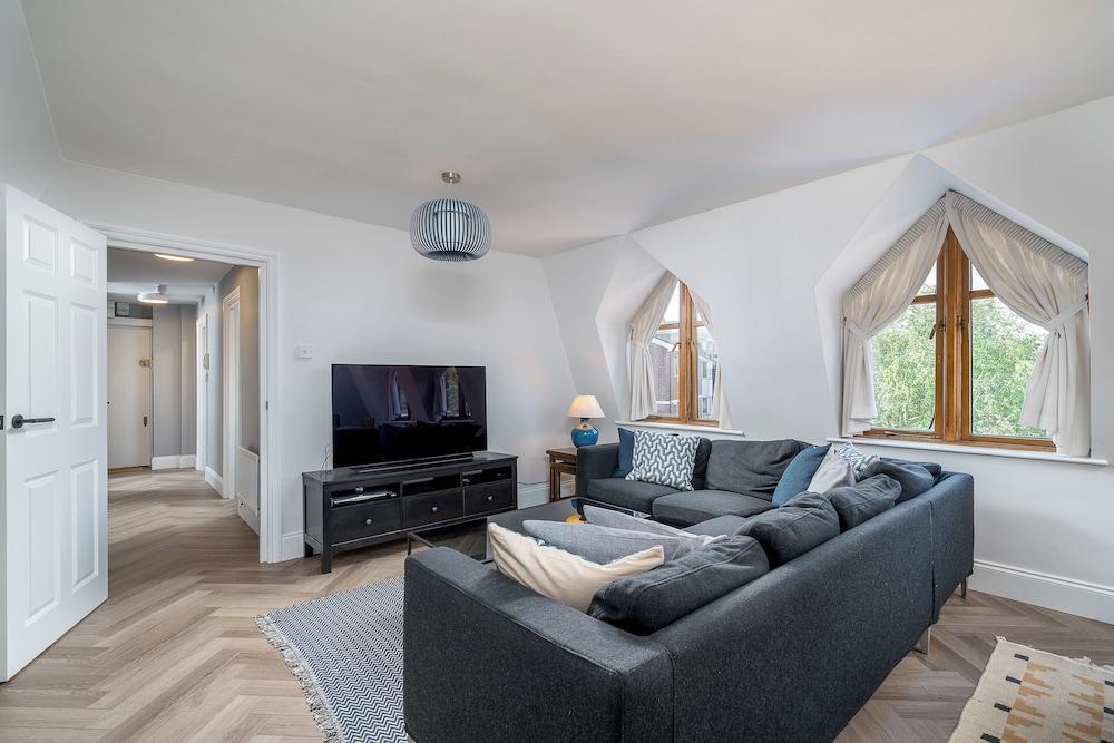 Chic 2BR Battersea Flat - Terrace & Pet-Friendly Room Type - Family Apartment, Balcony, City View Chic 2BR Battersea Flat - Terrace & Pet-Friendly Room Type - Family Apartment, Balcony, City View