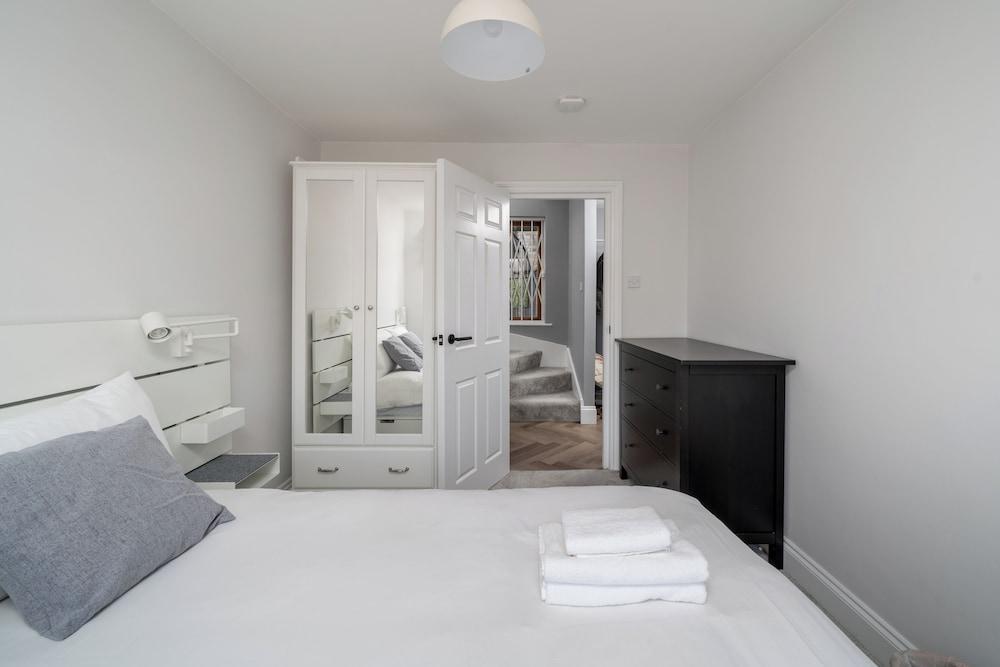 Chic 2BR Battersea Flat - Terrace & Pet-Friendly - Tap to explore photos