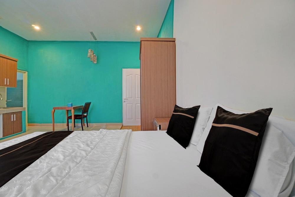 OYO 170 RBN Stays Room Type - Deluxe Double Room