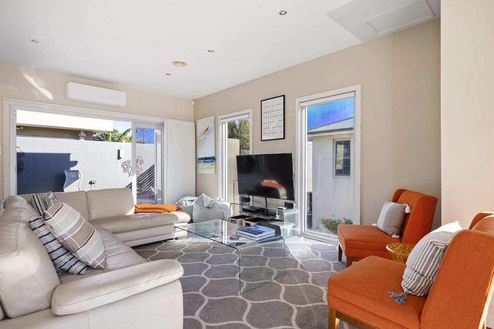 Spacious 3-bed Townhouse Near Dromana Beach - Tap to explore photos