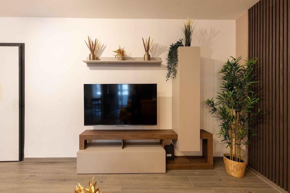 Urban Chic Luxury Suite Apartments - Tap to explore photos